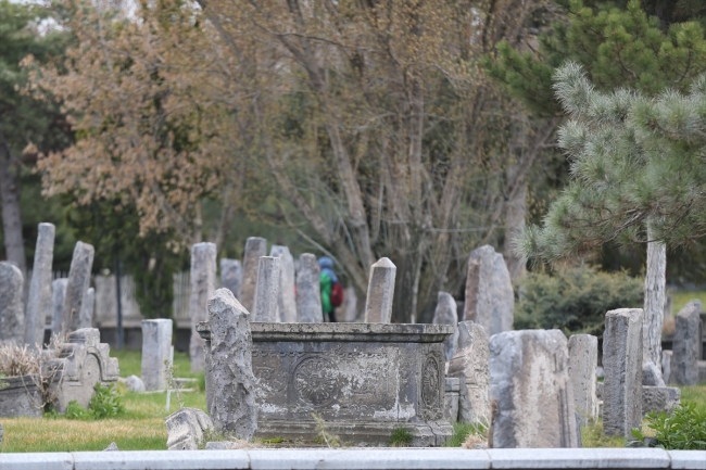 "Milletlerin tapu senedi" mezar taşları